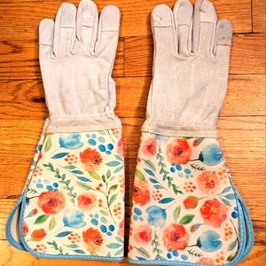 No Brand Size Small X Small Ivory Glove RED and BLUE GARDENING GLOVES